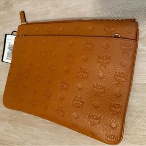 Authentic MCM crossbody/pouch
Super cute monogram pattern
Cognac/brown